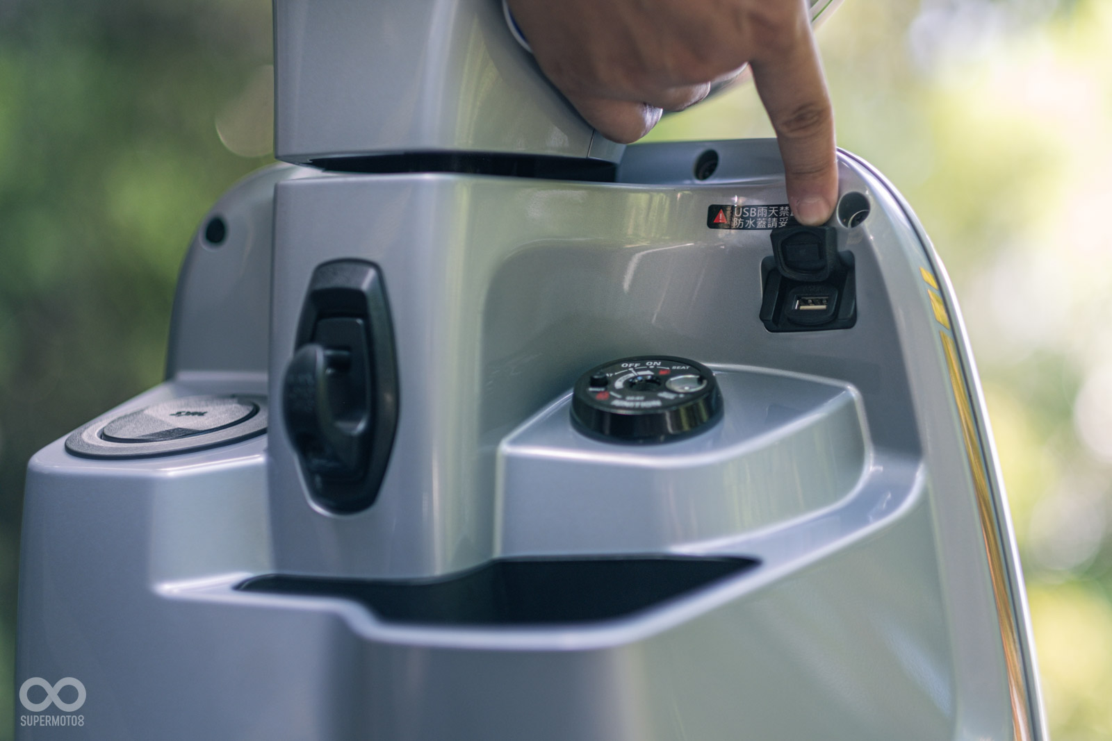 前方有手套箱，一旁有 USB-A 充電孔