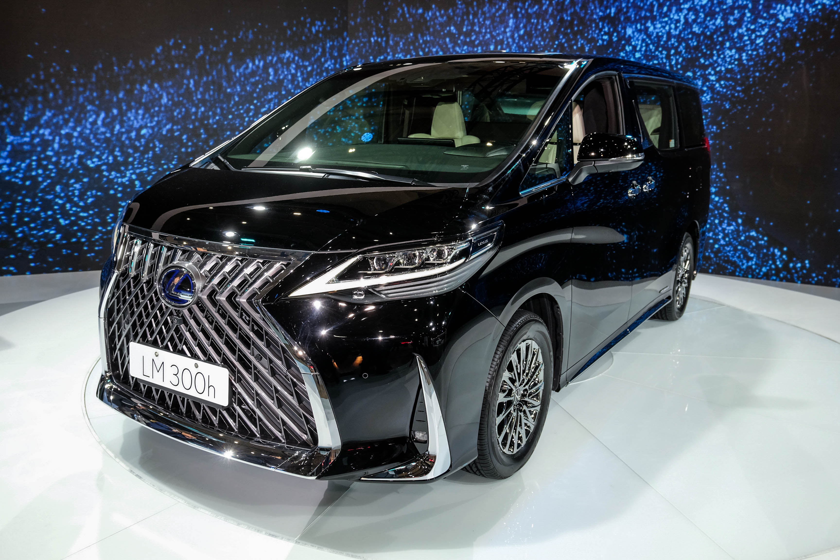 Lexus在今日車展發表全新的豪華旗艦MPV LM300h