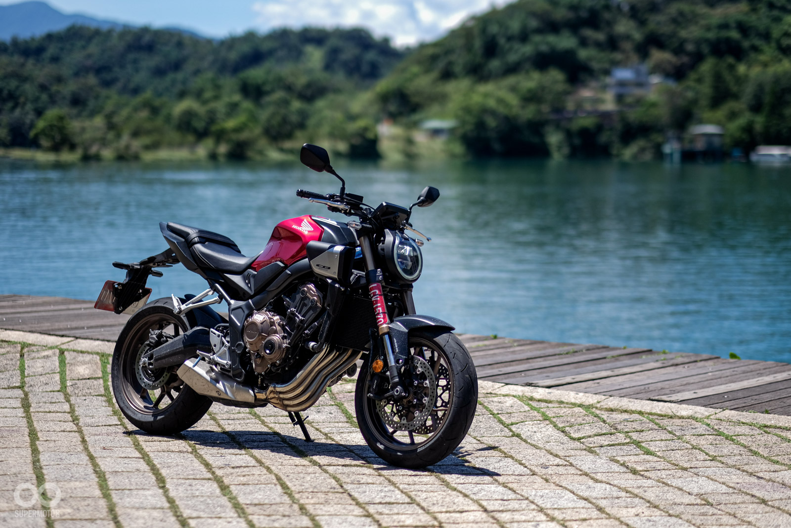日月潭的美景,應該有幫Honda CB650R加100分吧?
