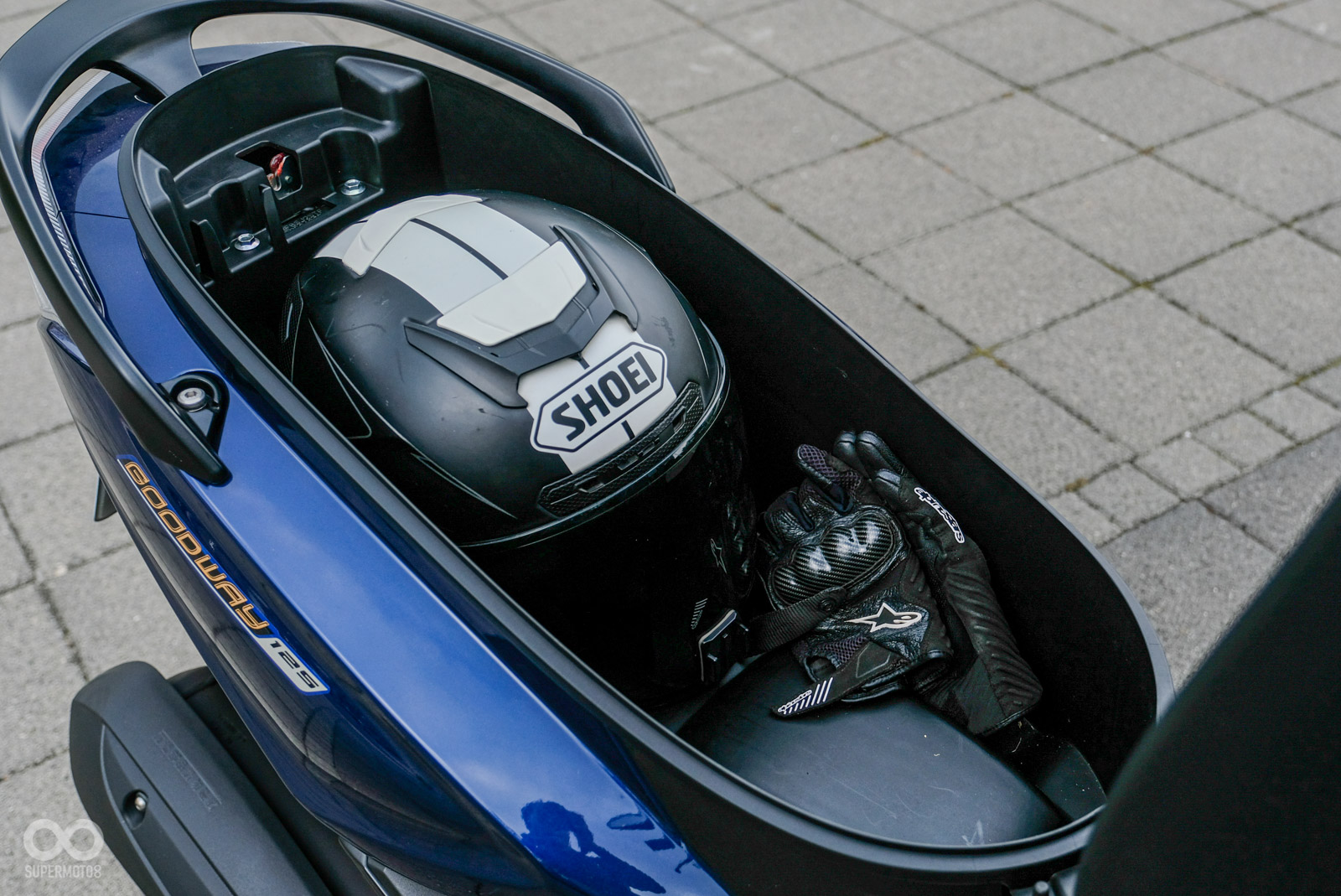 一頂大尺寸的SHOEI可以輕鬆放入,前方還有大量空間,空間相當平整