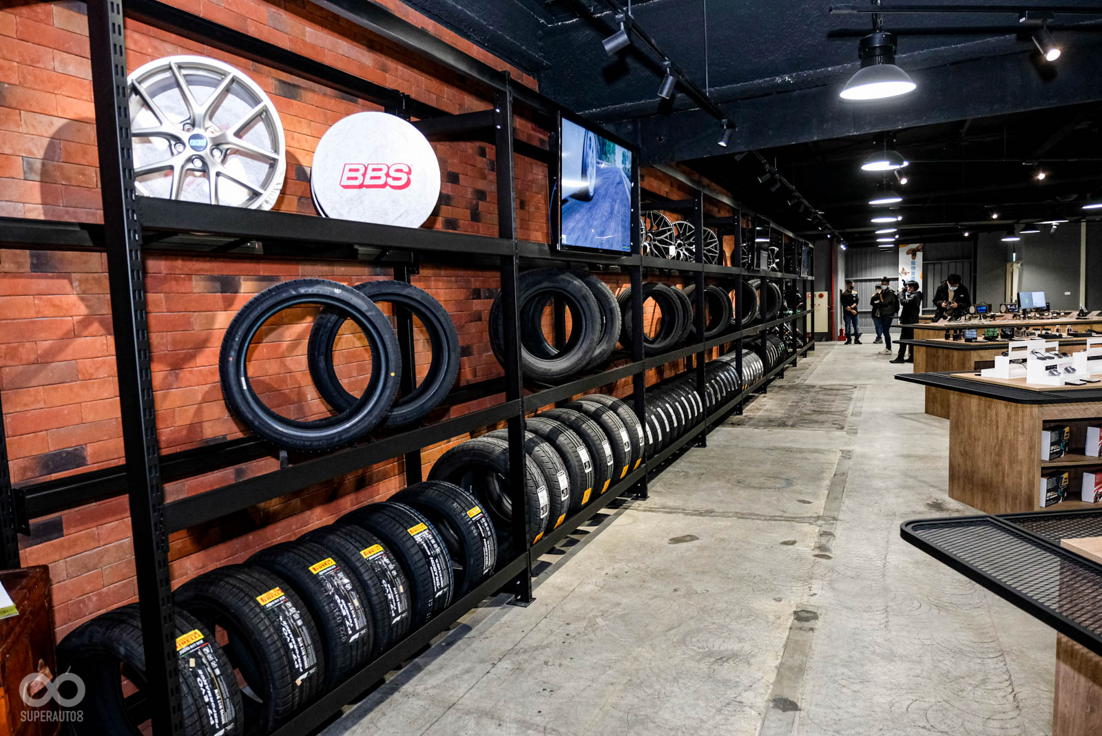 二樓空間使用工業風裝潢,擺設有相當多元的各項商品展售