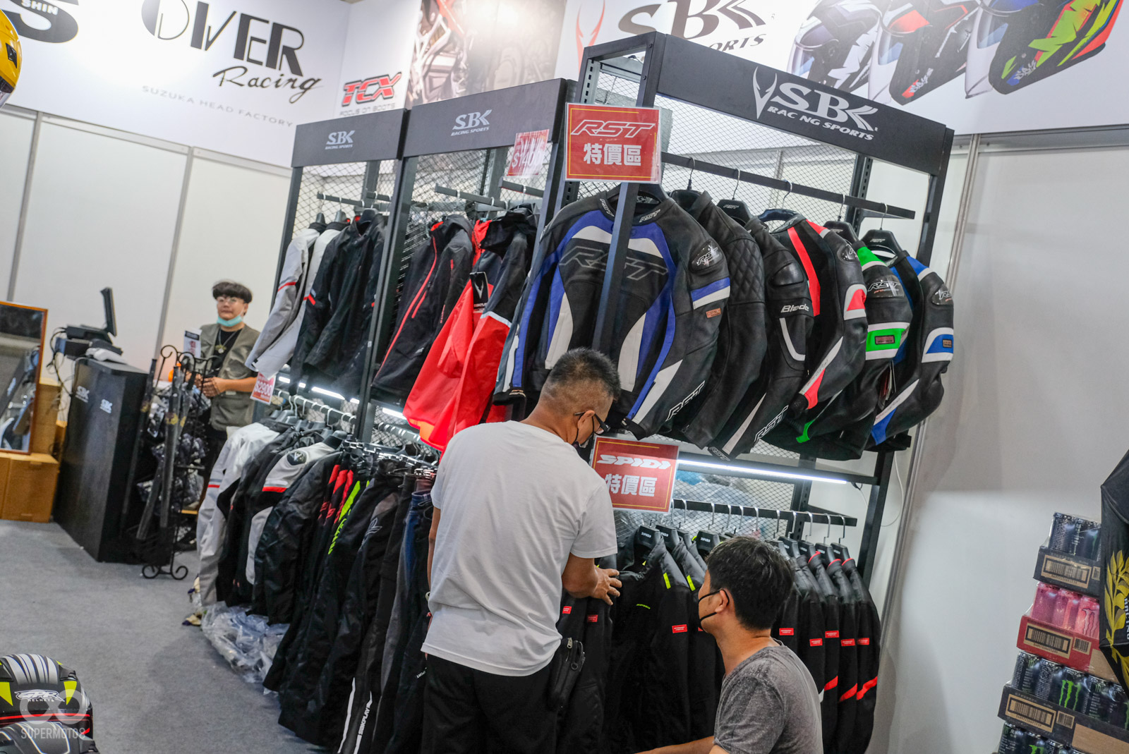 SBK展出不少防摔衣