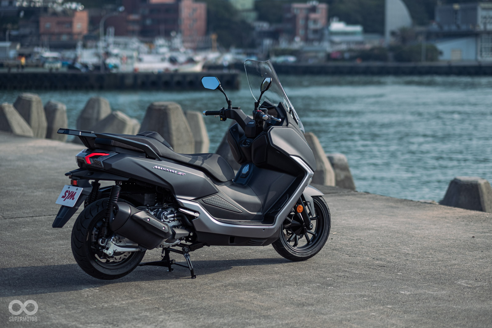 為了找回被犧牲的椅墊空間,SYM MAXSYM GT直接標配後貨架讓車主使用!