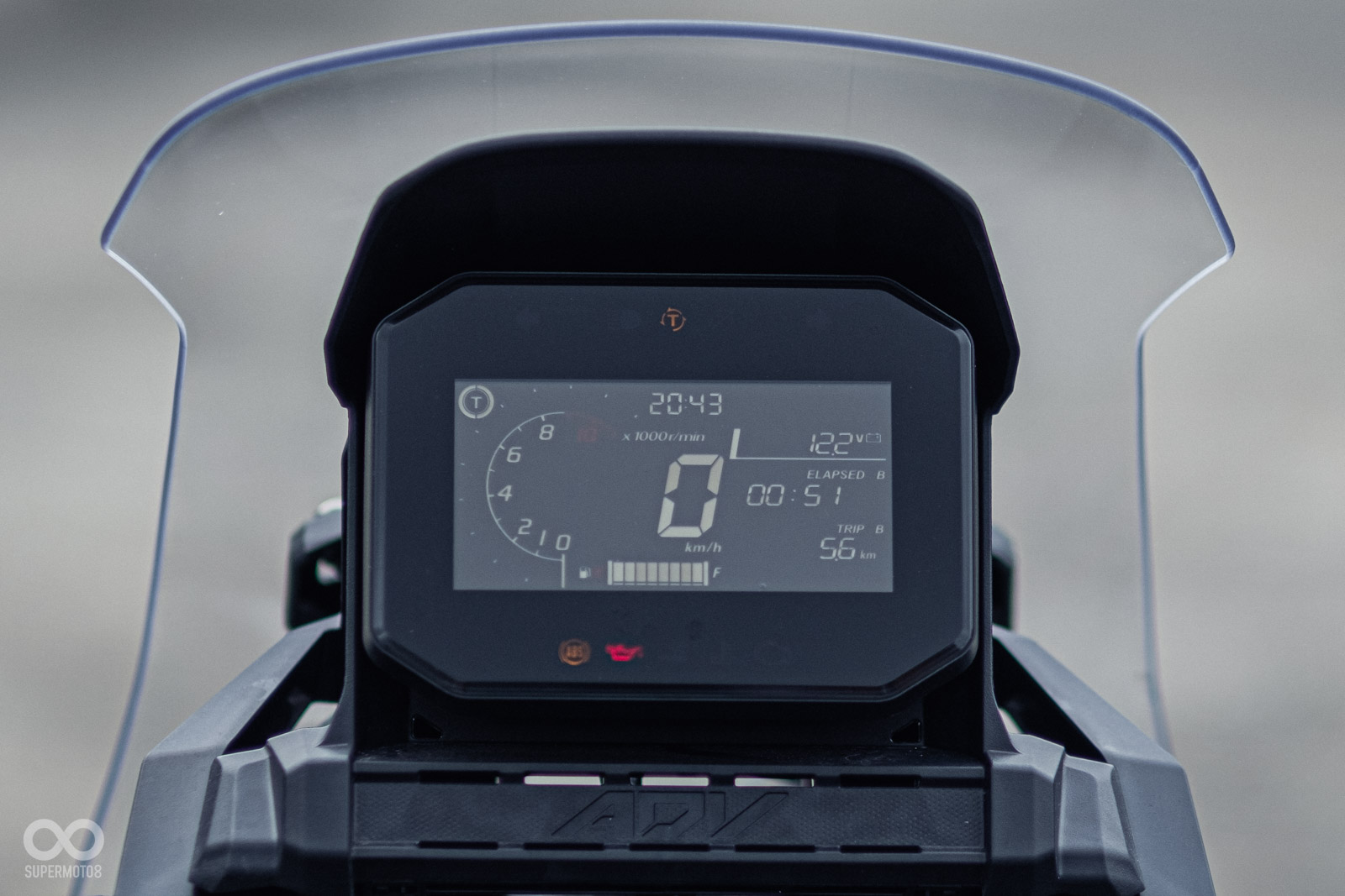 ADV350的儀表為單色顯示,辨識度清晰,電控系統也相當完善