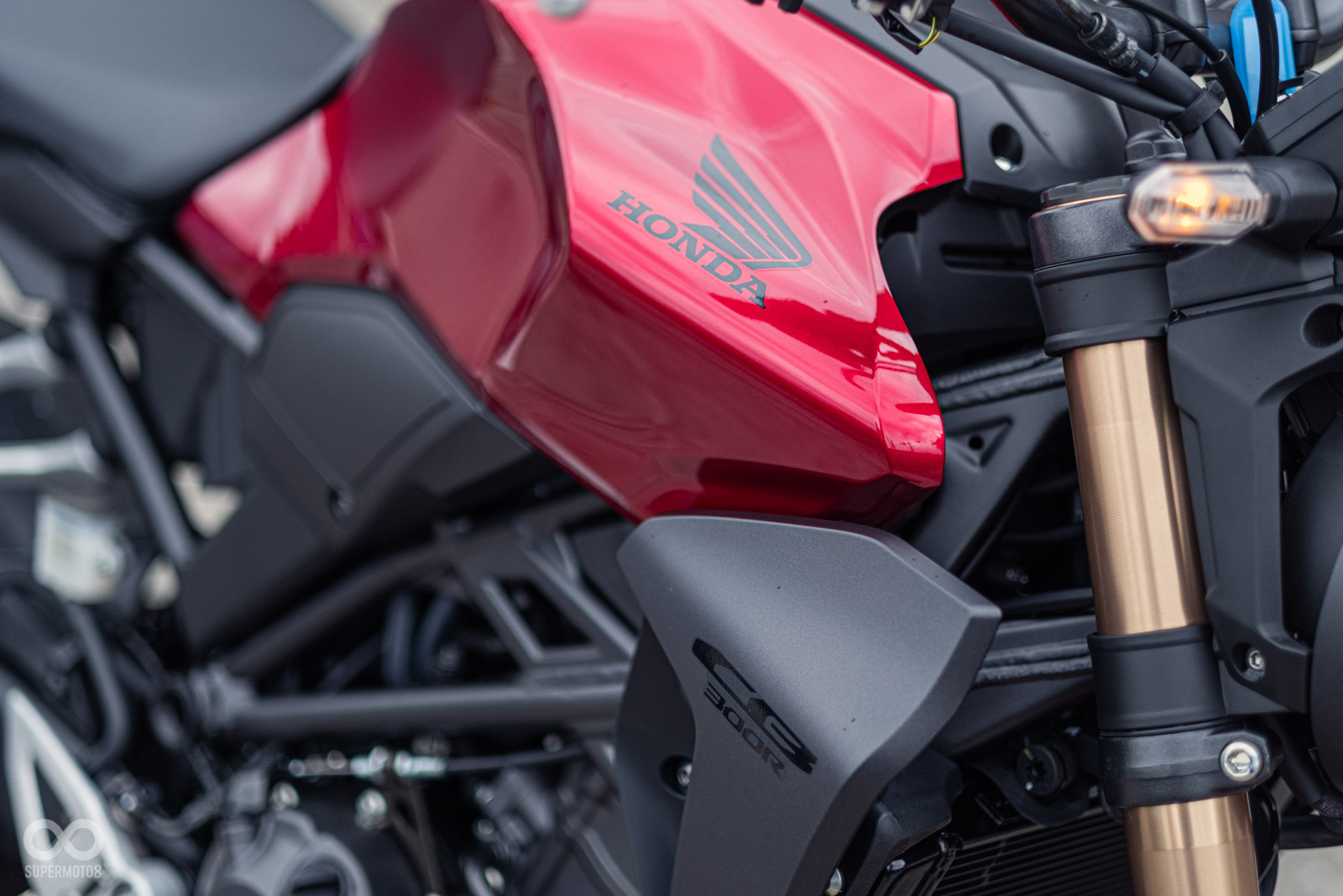 油箱上印有HONDA LOGO，前側蓋上則是有CB300R的字體