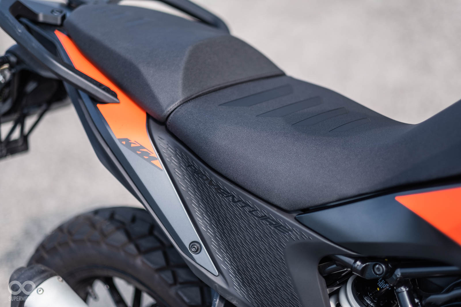 KTM這次在車身鈑件的細節處理方面進步很多,讓390 ADVENTURE的質感向上提升