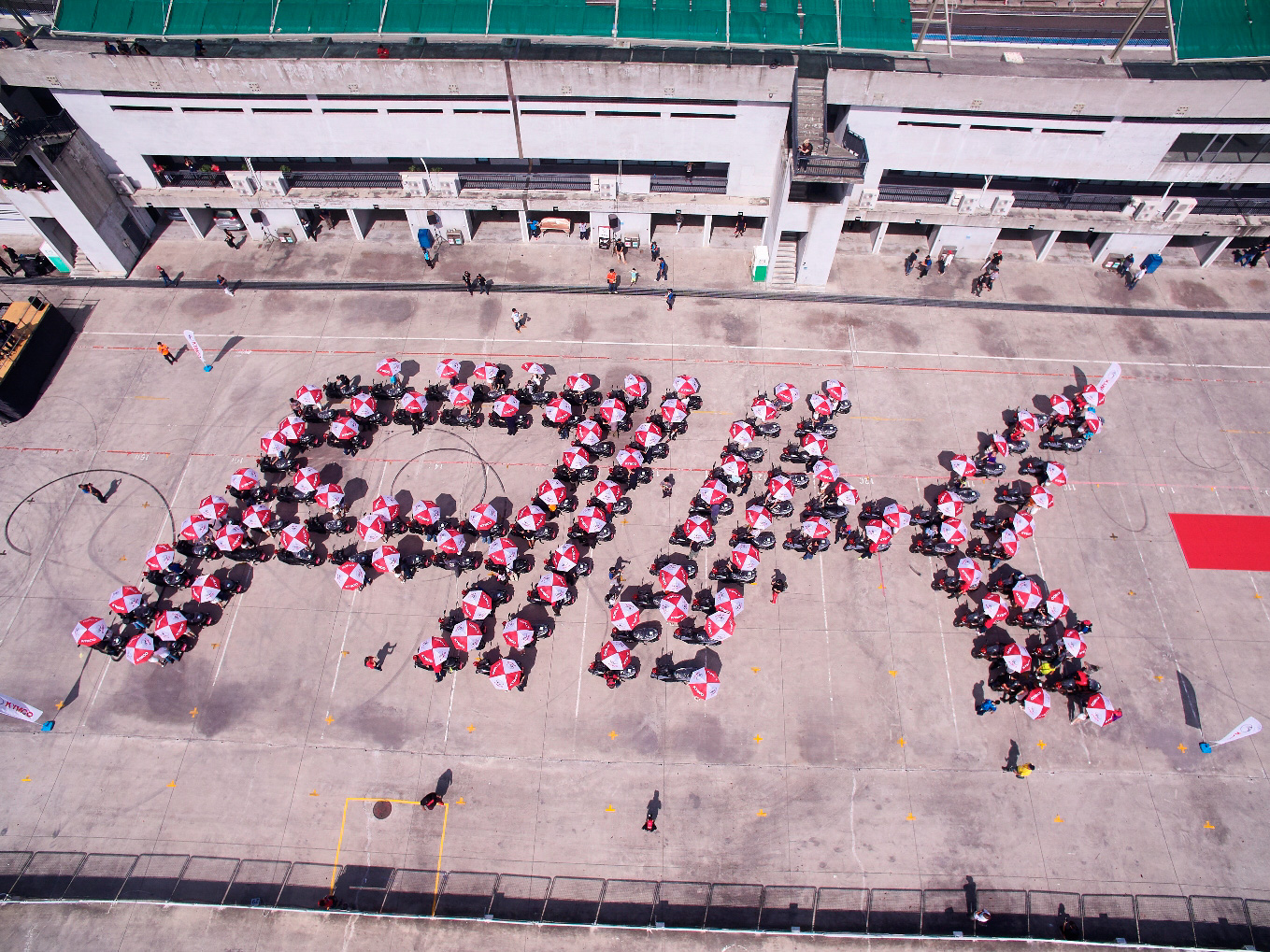 KYMCO  AK 550盛大交車典禮,百輛新車排列出「AK」隊形,場面盛大又極為尊榮