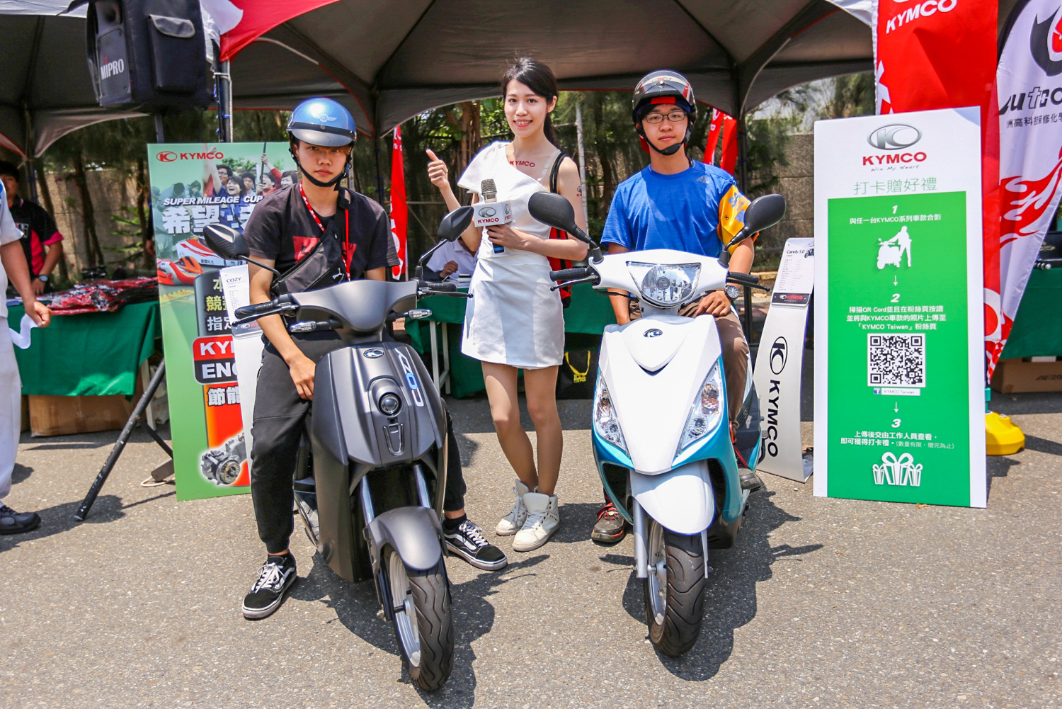 KYMCO在國內極具指標性的節能車賽中，特別展出外型時髦輕巧的COZY電動自行車(圖左)，以貼心的子母電池設計，抽取電池方便，還可在家充電