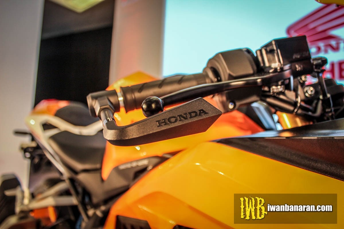 原廠特製的煞車護弓，上頭打HONDA字樣相當精緻