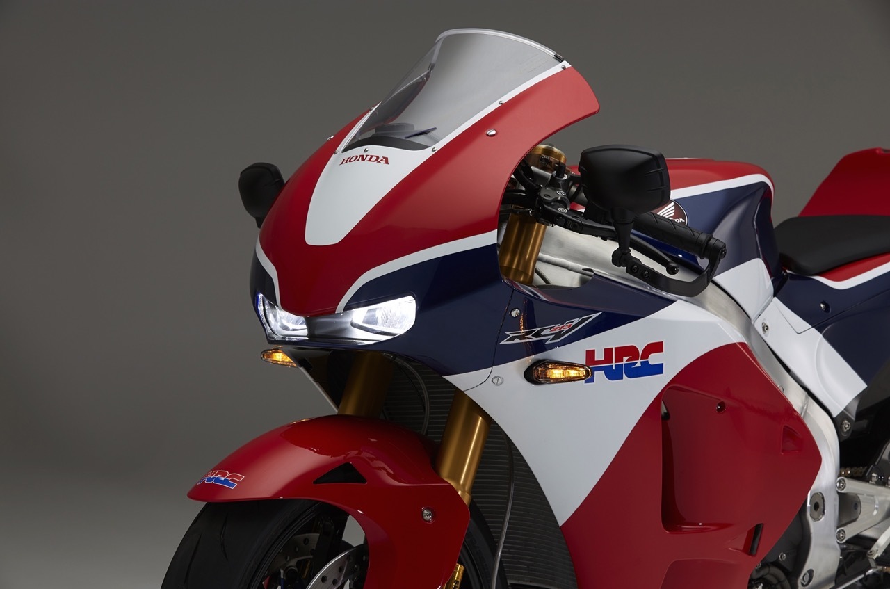 相較於退出MotoGP多年的Kawasaki,HONDA在RC213V正式市售之後,其實也無需在透過機械增壓引擎進行頂級超跑車款的實力展示。