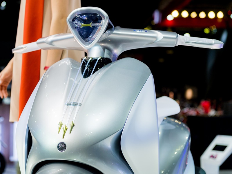 前方日形燈及尾燈更以小提琴的琴弦為概念發想，各用了三個LED光條來呈現