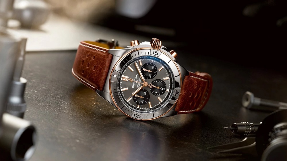 Breitling Chronomat B01 42 Triumph在錶面與指針上採用了和車款相呼應的配色設計