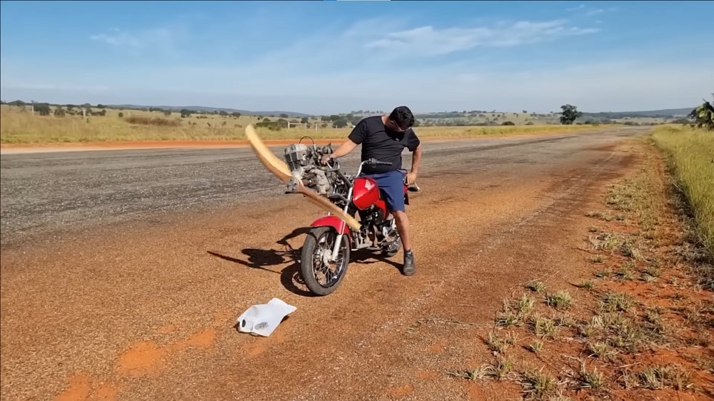 原本裝著汽油的塑膠袋,意外的飄到螺旋槳運轉範圍附近