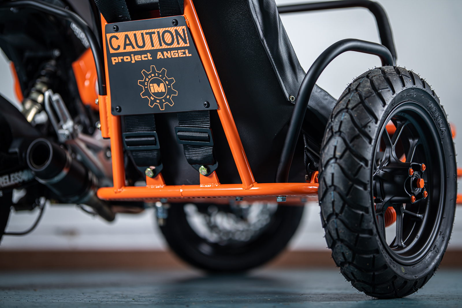 在邊車的椅背上,industrialMoto相當貼心的烤漆上逗趣的文字以及iamsoulless和industrialMoto的徽章圖示