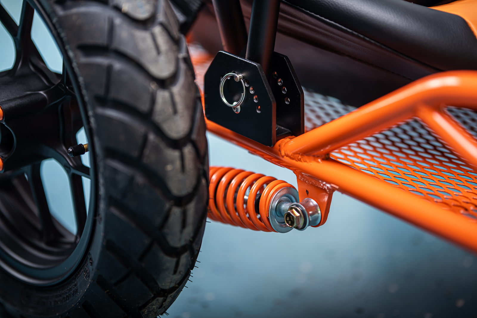 industrialMoto甚至替邊車裝上專用的避震器