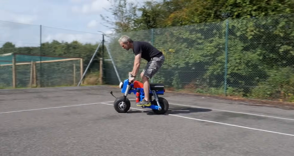 影片最後Matt Denton將這輛LEGO機車帶到戶外去騎乘,騎乘過程相當順利