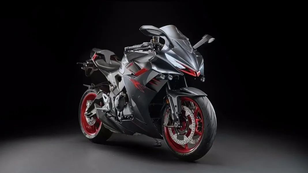 Zontes 703 RR外型表現對比主流跑車絲毫不遜色