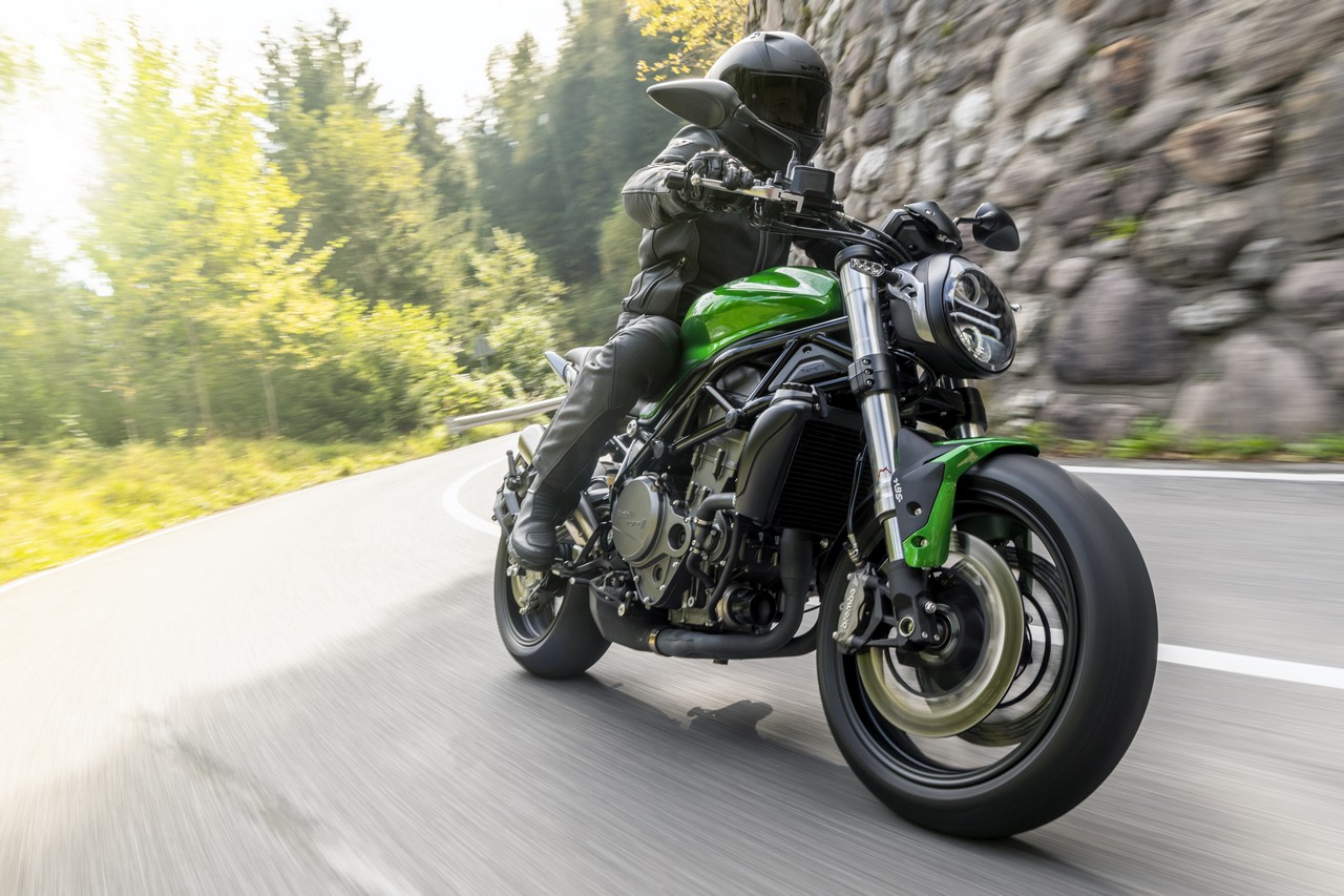 和752S比起來,BENELLI 902S擁有了問鼎歐系中排量車款的底氣
