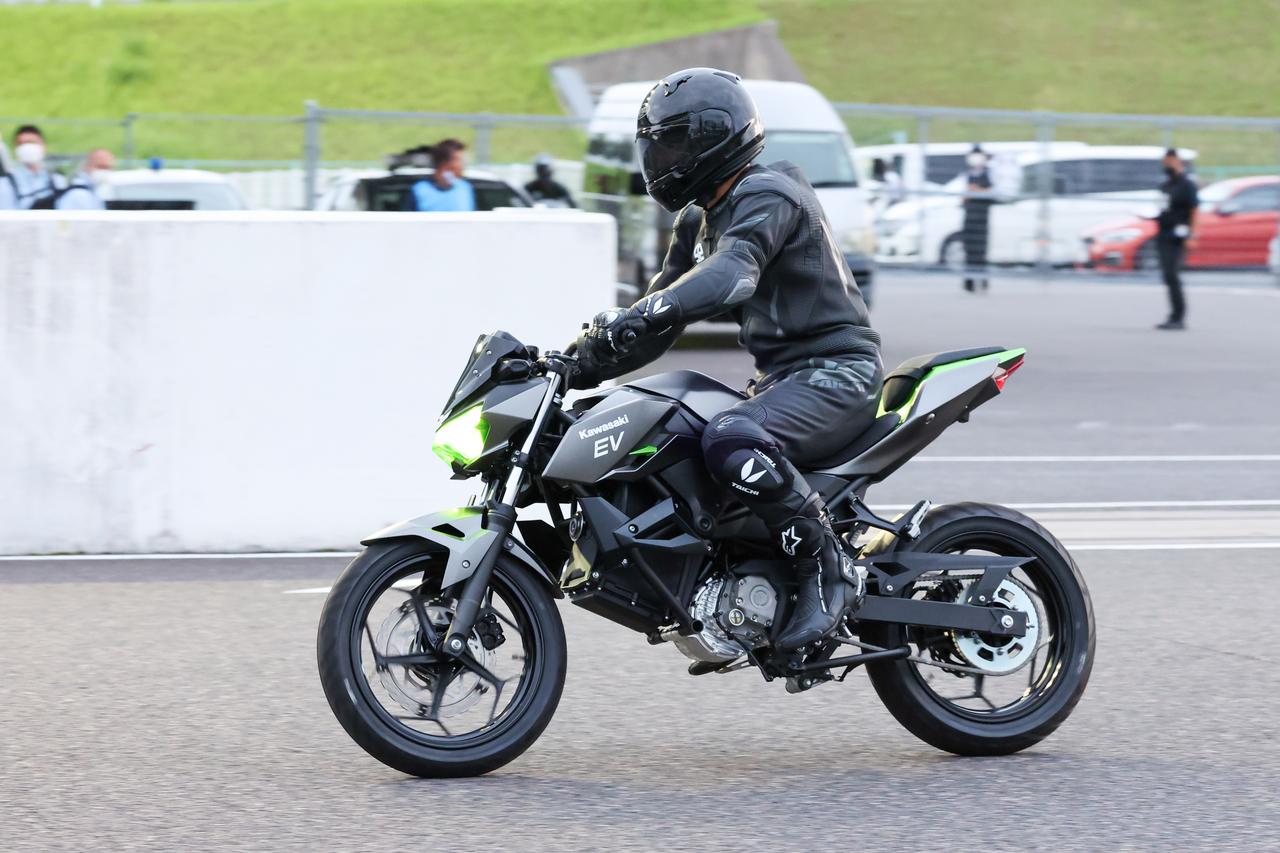 KAWASAKI在鈴鹿8耐前夜祭帶來兩款油電、純電車款秀肌肉