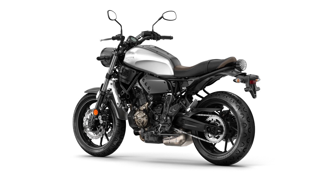 YAMAHA XSR700 粗曠銀(Garage Matel)後45度視點。