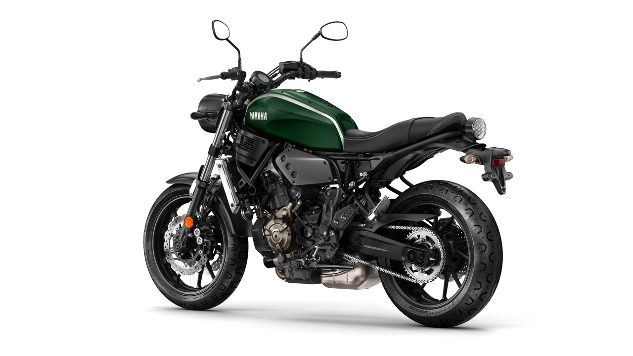 YAMAHA XSR700 森林綠(Forest Green)後45度角視點。