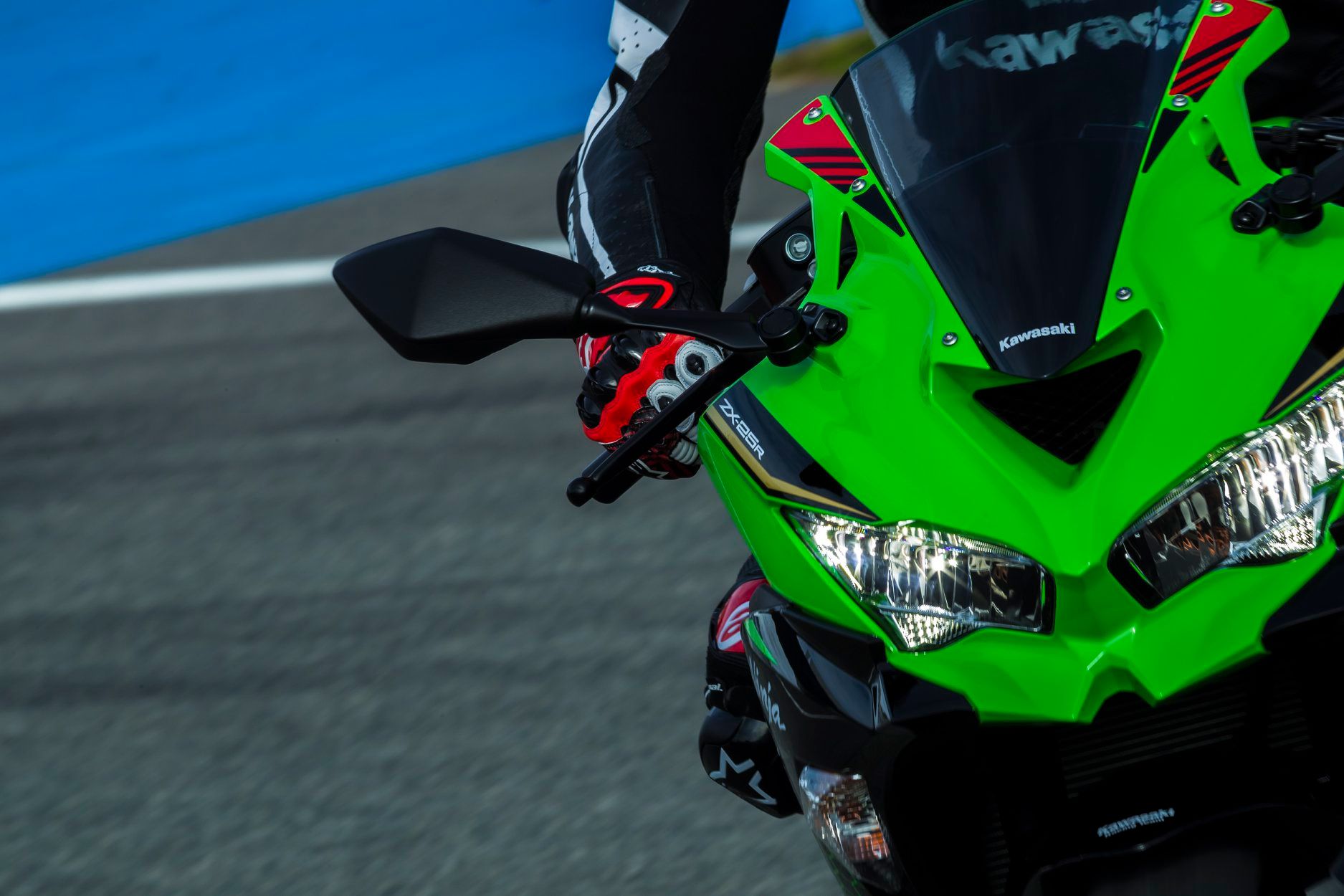 車頭與ZX-6R類似,配有Ram air進氣孔,在這個狀況下最大馬力將來到51匹!