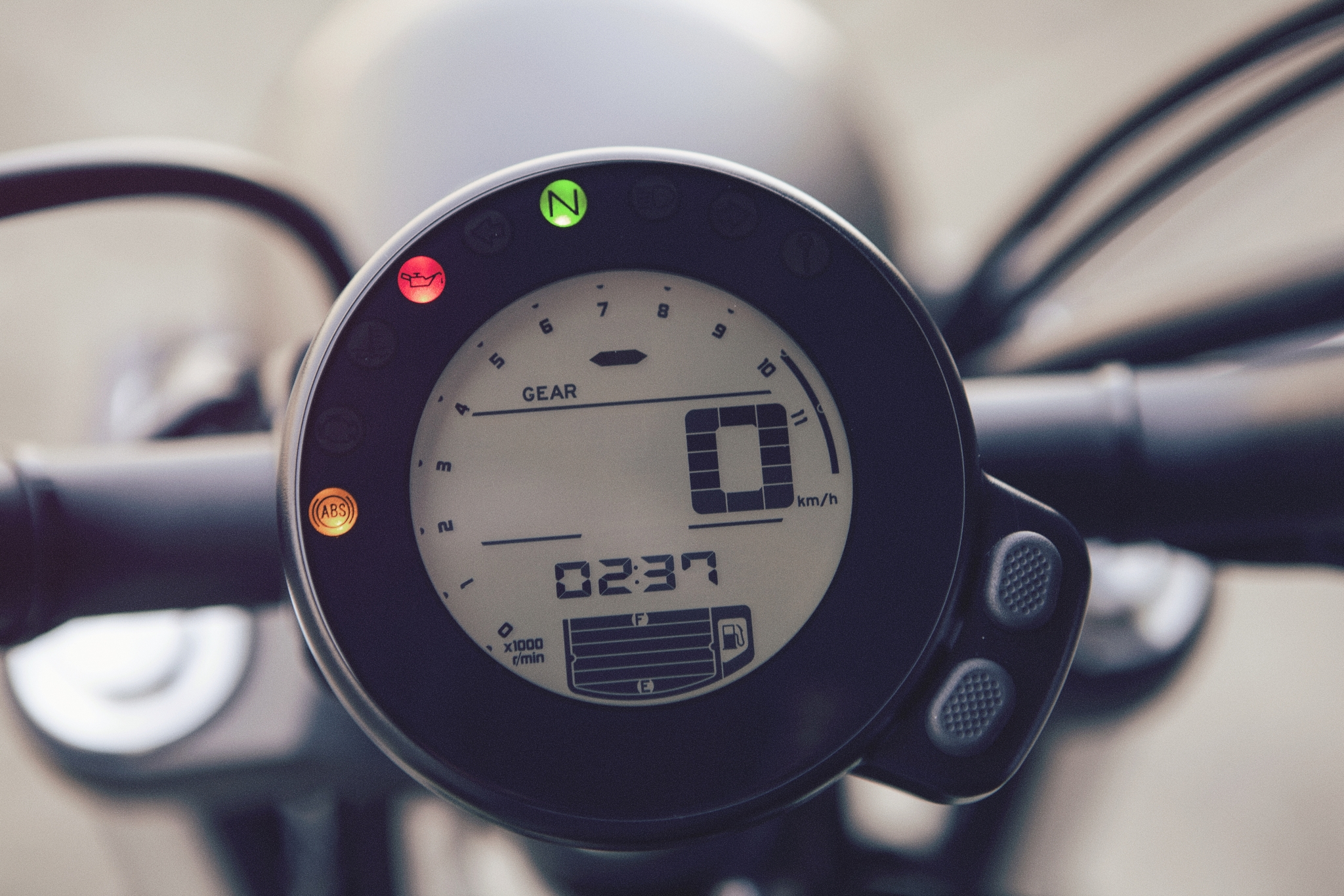 YAMAHA XSR700披著復古外型的數位儀表。