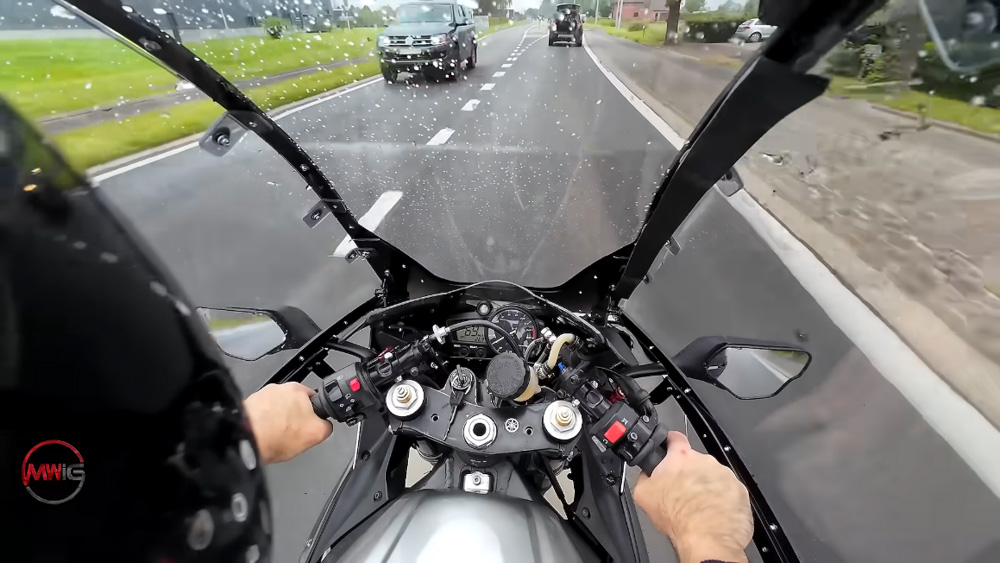 實測之後,防雨罩的擋水與擋風效果優異,可惜內部會有起霧現象