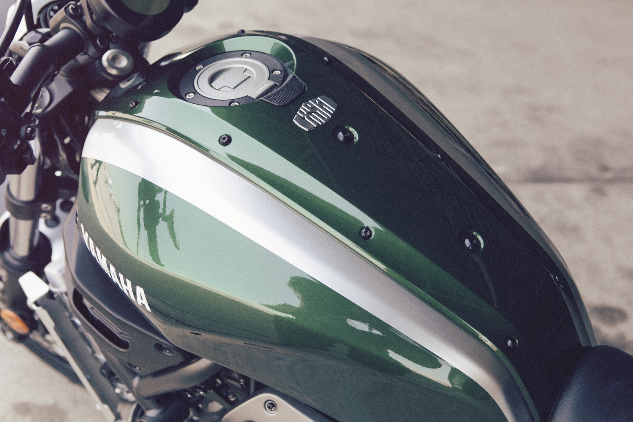 XSR700的油箱設計當然也是濃濃改裝車風格。