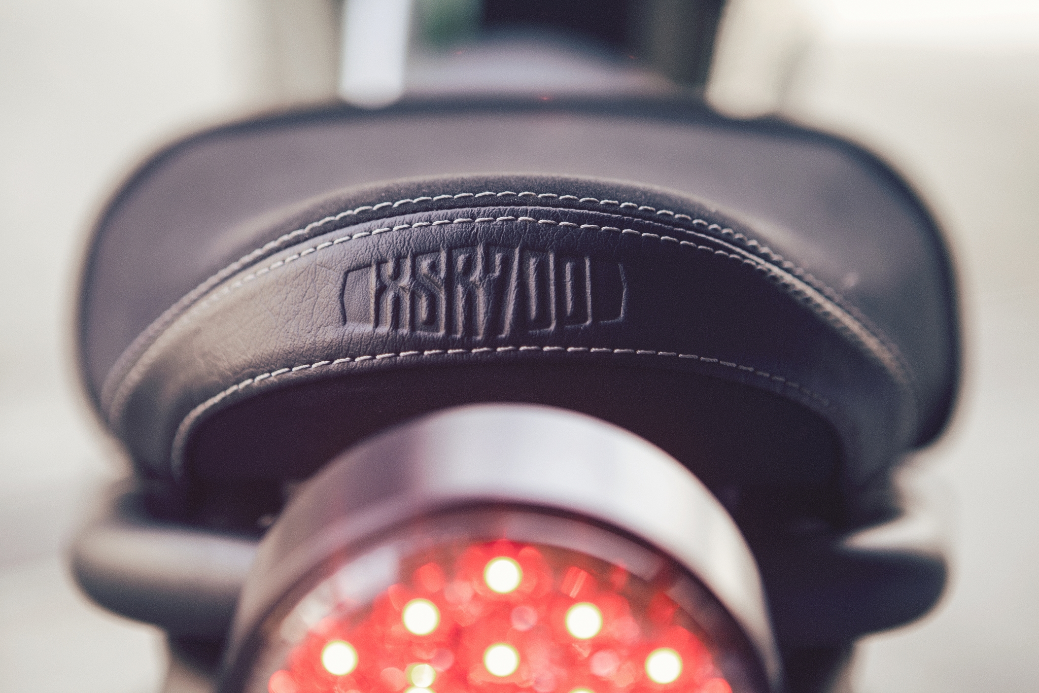 真皮座墊尾部還有XSR的圖騰刺繡。