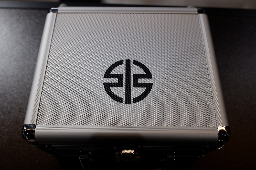 手提箱上印著大大的川崎重工的Logo