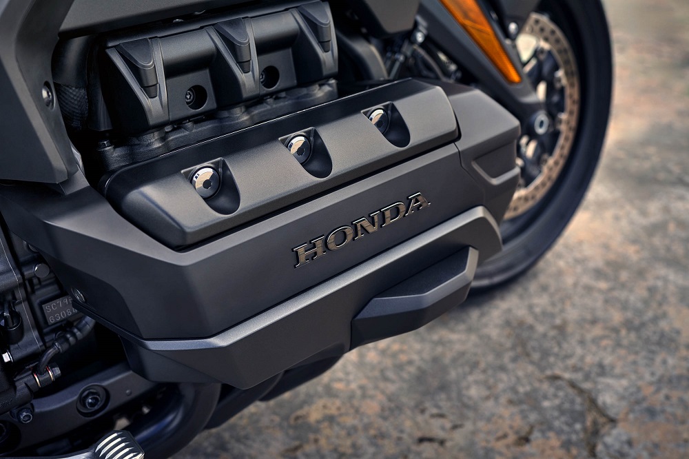 從999c.c.的四缸引擎進入到1c833c.c.的水平對臥六缸引擎，不變的始終都是他帶來的極致舒適感受