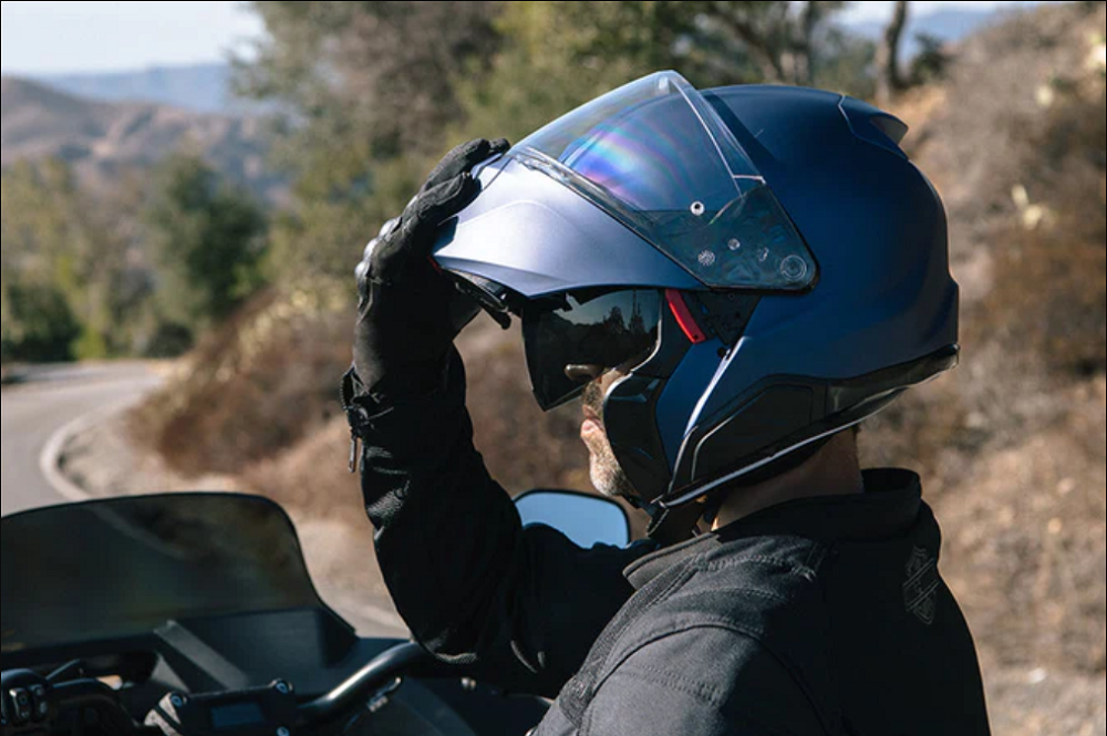 兼顧了輕量化和防護性外,RPHA 91 Carbon也搭載了內墨鏡避免光線影響騎士視野