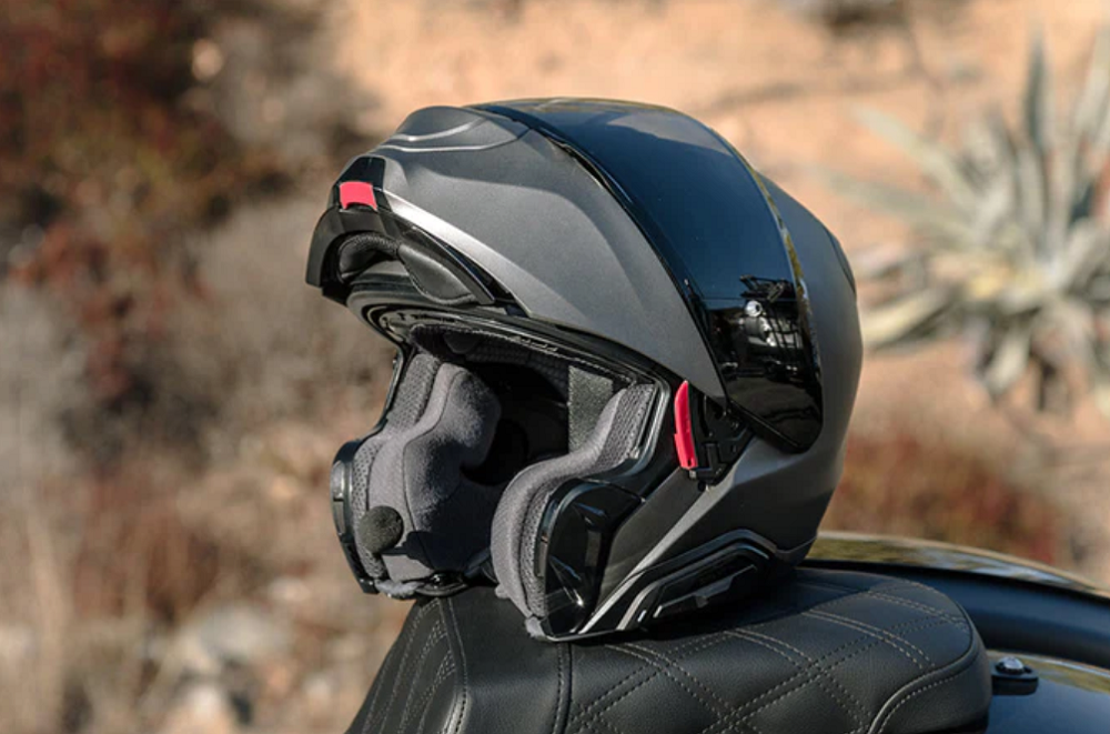 對長距離通勤的騎士而言,挑選帽體較輕的安全帽絕對可以提升騎乘時的舒適性