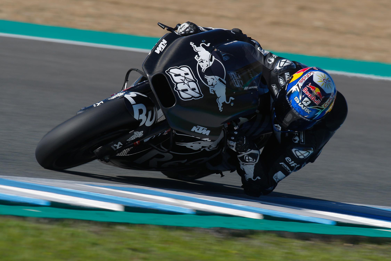 Oliveira在今年的Moto2級別中,展先出了非常好的穩定性,雖然非常可惜的敗給了VR 46車隊的Bagnaia,但是亮眼的表現也讓KTM Tech 3車隊決定拉拔他進入MotoGP