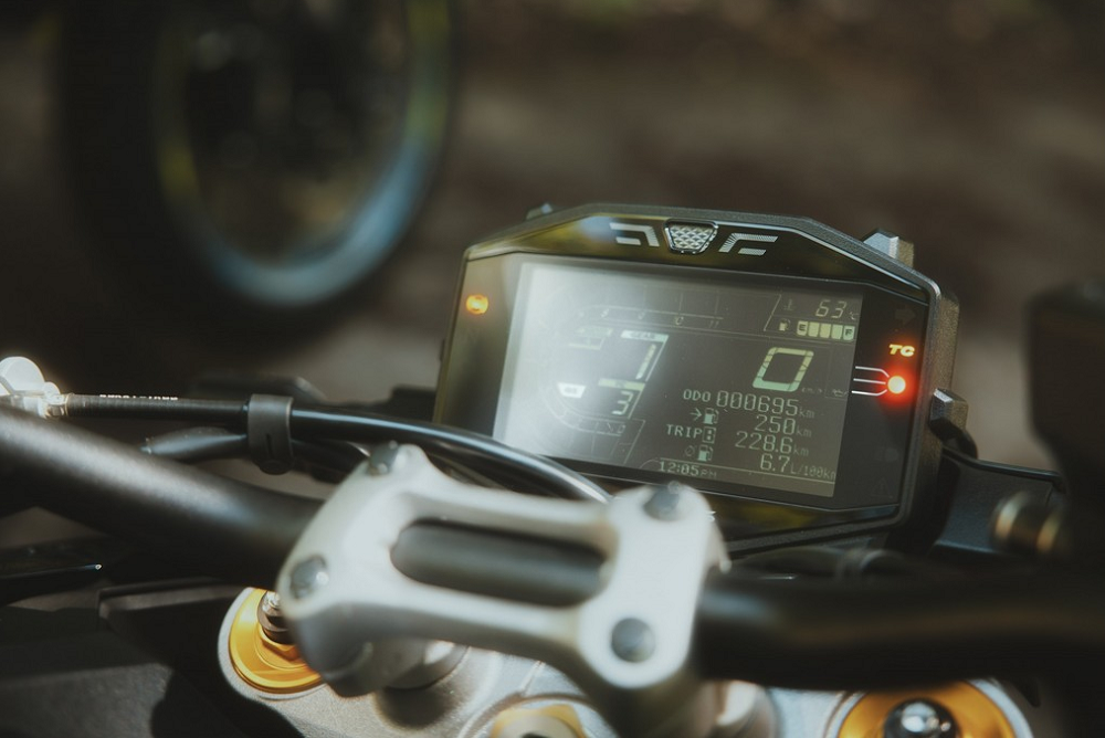 稍嫌可惜的是儀表並沒有換成現在較為主流的TFT全彩易經儀表