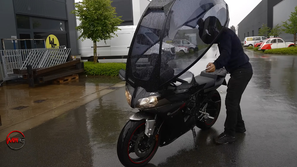 比利時的 YouTube 頻道「Meanwhile in the Garage」打造透明機車防雨罩
