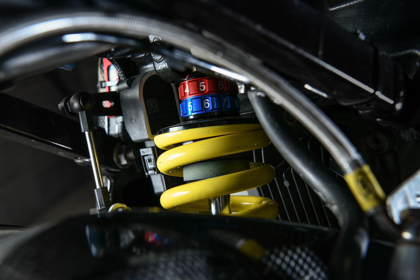 後懸吊由於BILSTEIN的專利設計縮減了外掛氣瓶,讓整體重量比起對手更輕了1公斤左右