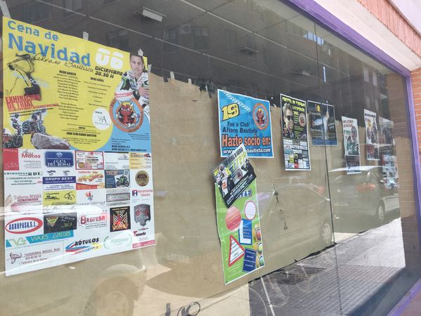 那些海報不但貼法很隨性，東一張西一張的，看起來也都已經有點歲月痕跡。