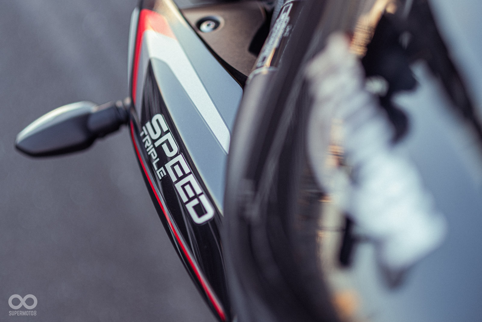 車身側面的SPEED TRIPLE 1200 RS字樣也做得非常精緻