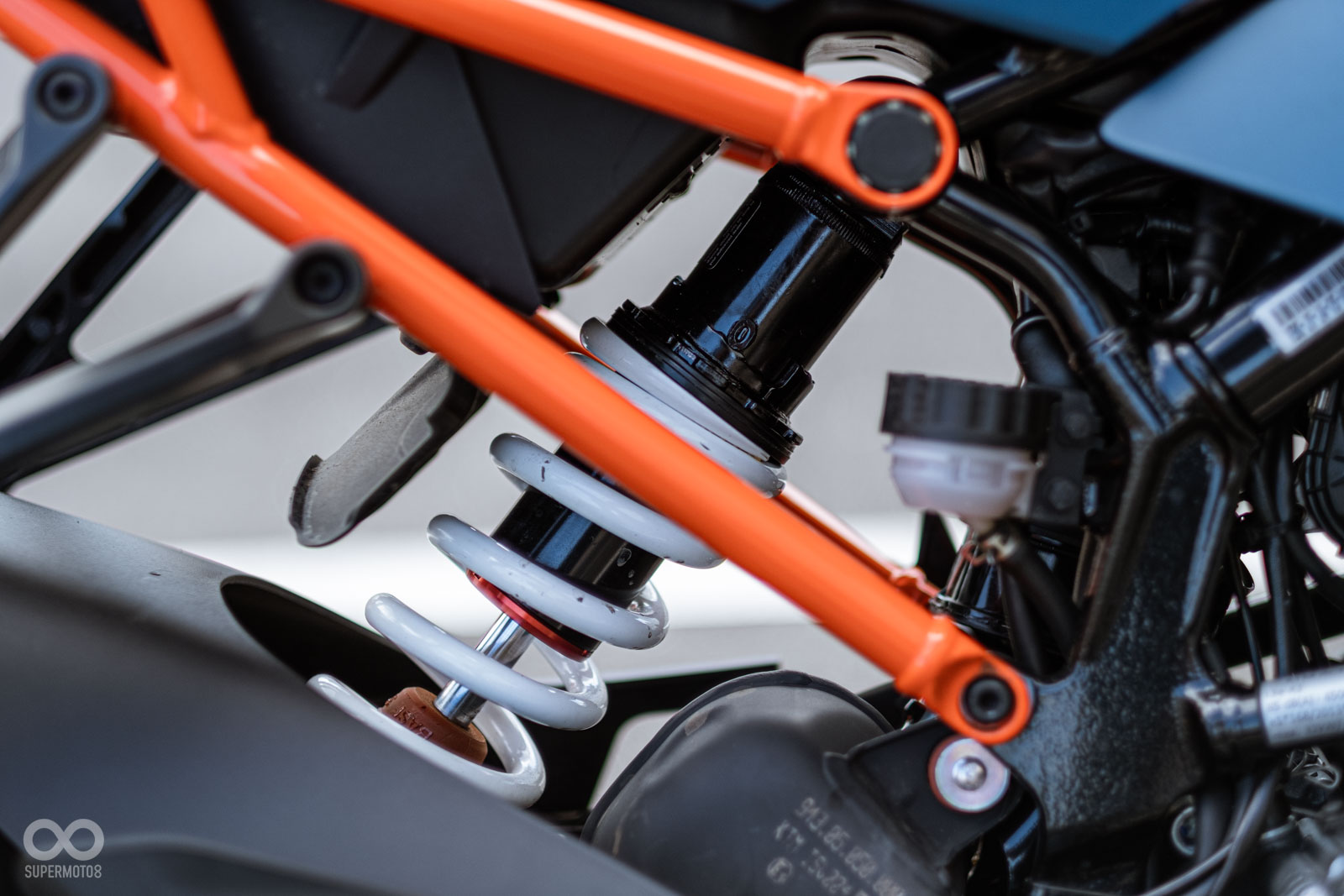 WP APEX中置單槍後避震,具備預載可調和五段回彈可調