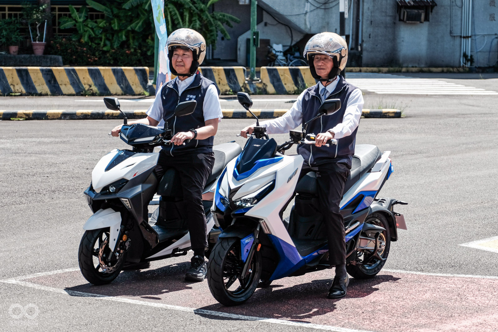 交通部長陳世凱、公路局長林福山,騎乘機車出場