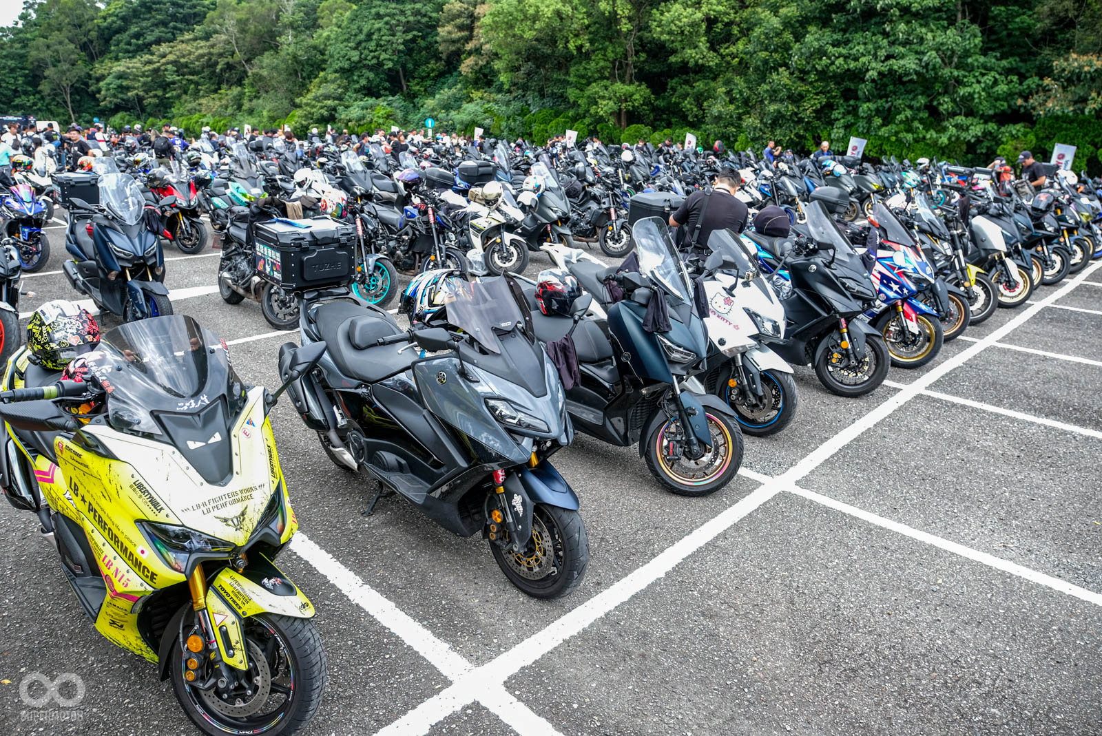 停車場內滿滿的Yamaha大型重機車款