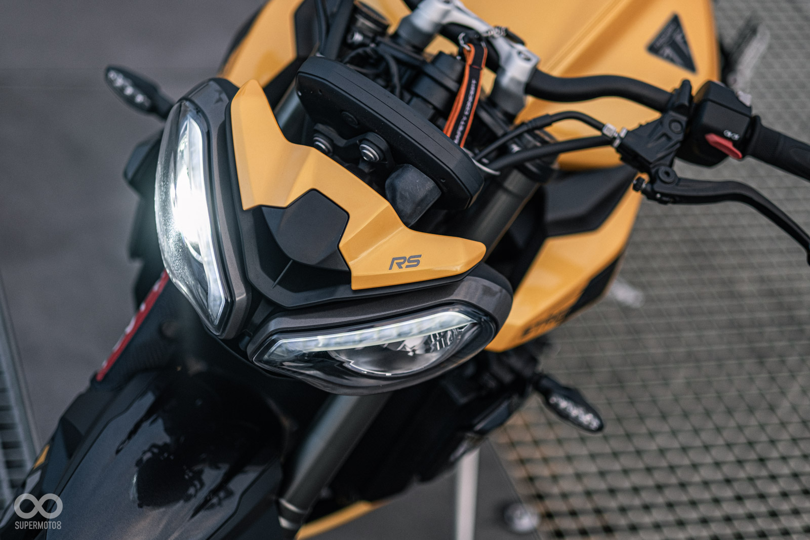 頭燈上方車殼略微修改,油箱造型也經過微調