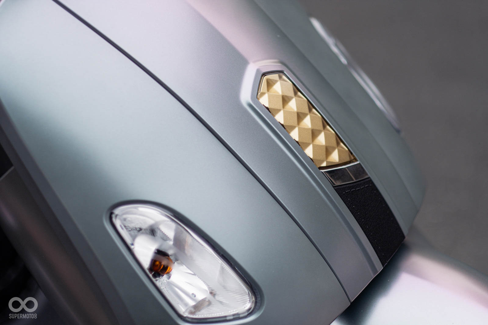 中央的領結使用菱格紋與皮質組合