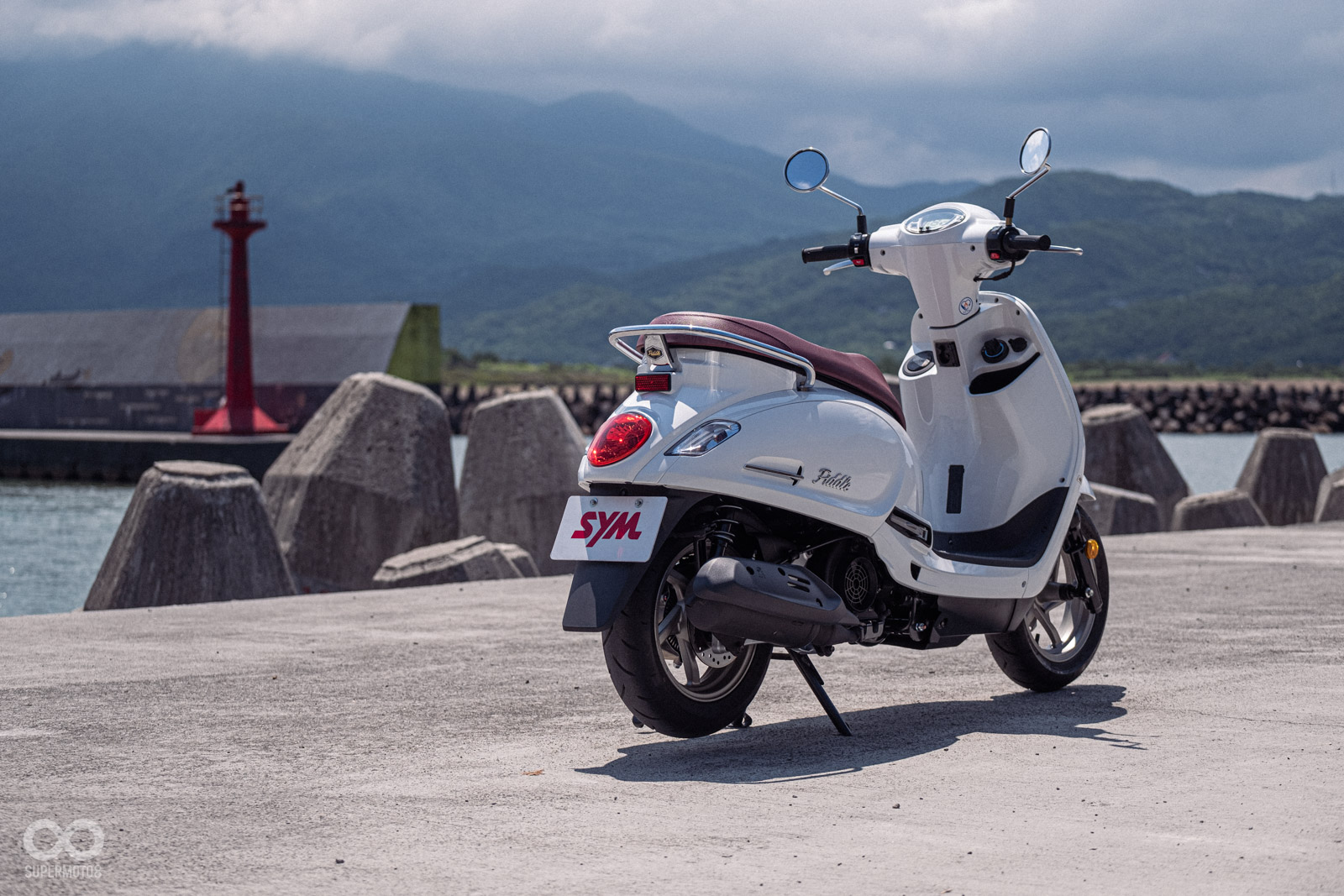 寧靜的港口內矗立著小小的燈塔，看起來也別有一番風情