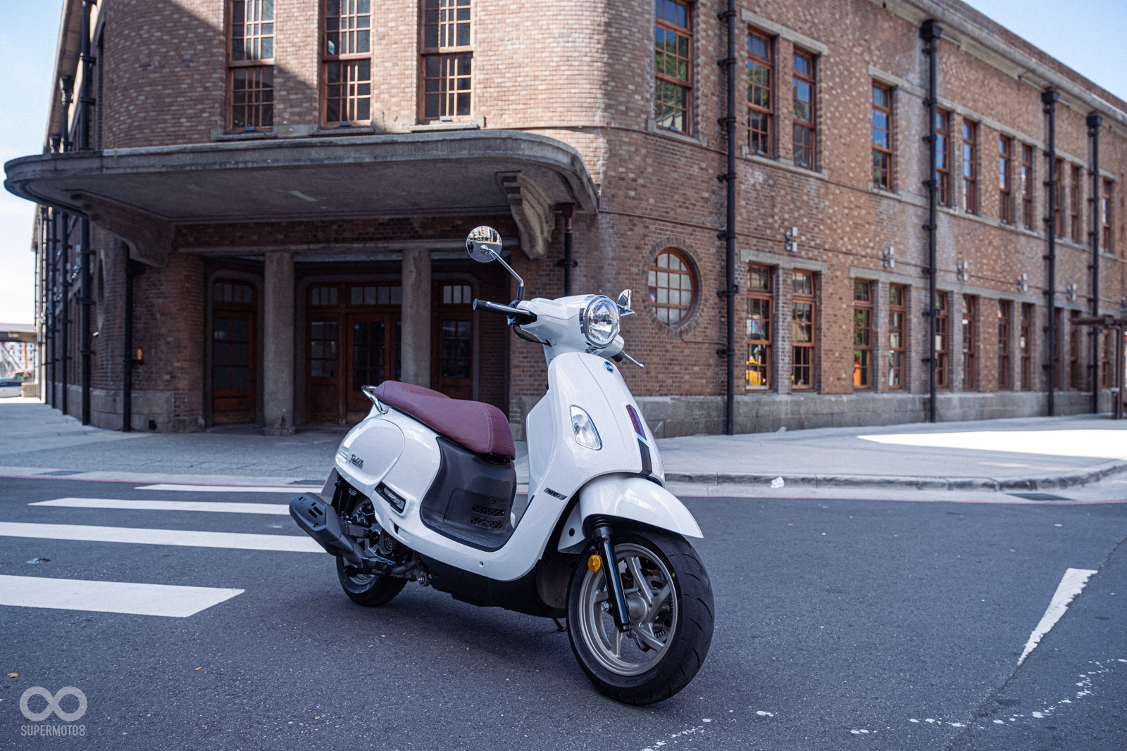 廣角鏡頭下的FIDDLE 125和古蹟漁會大樓看起來都相當壯闊霸氣