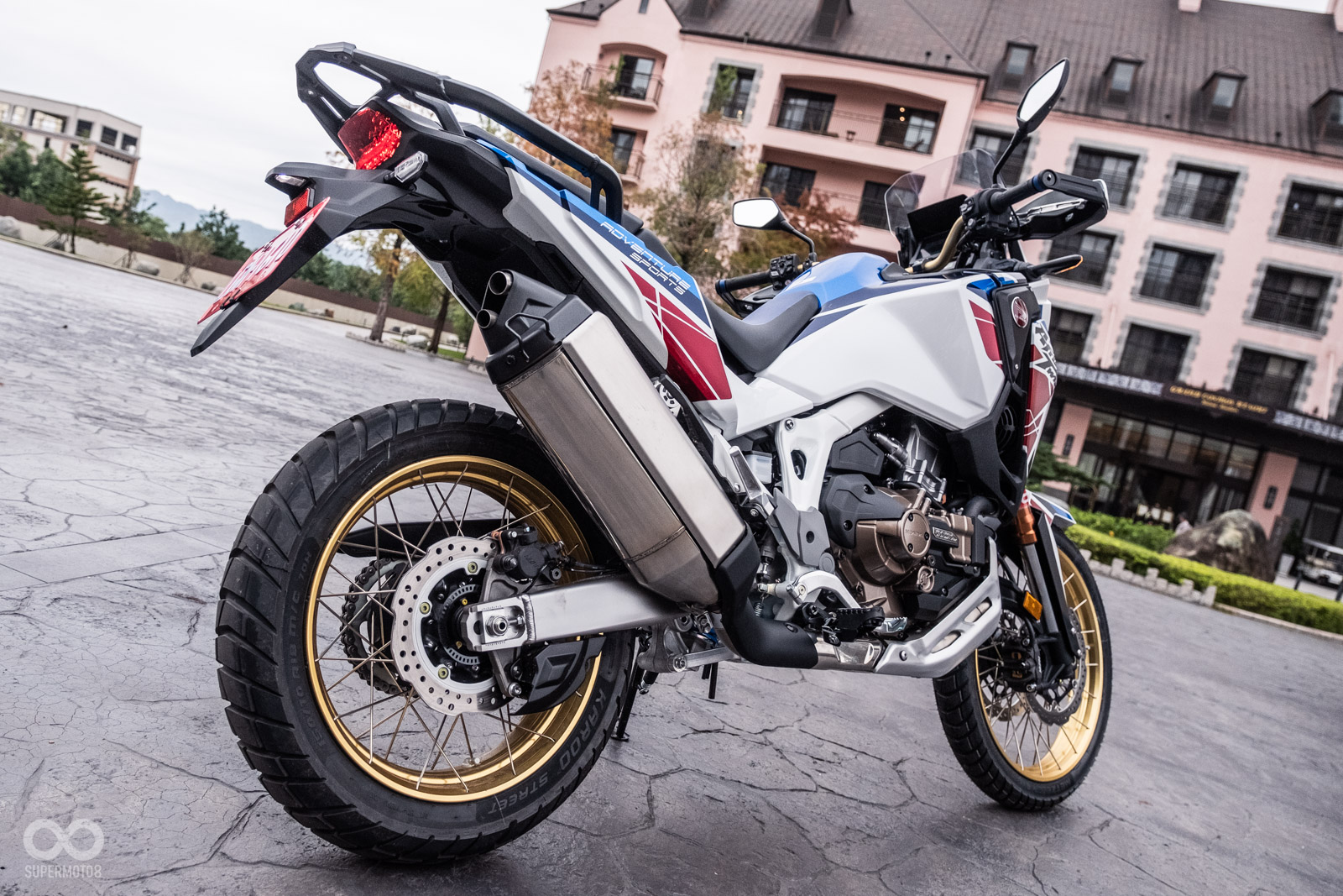 前21後18吋的正統OFF ROAD設定，ADV版本更升級無內胎鋼絲框；