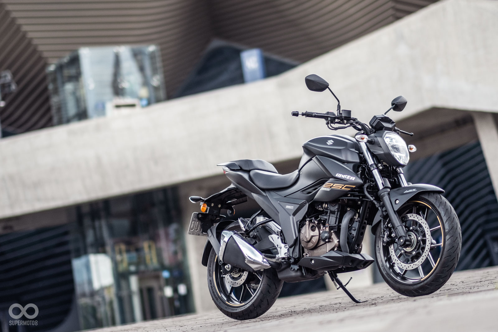 雖然沒有整流罩加持,但GIXXER 250依舊有超越150車款的氣勢