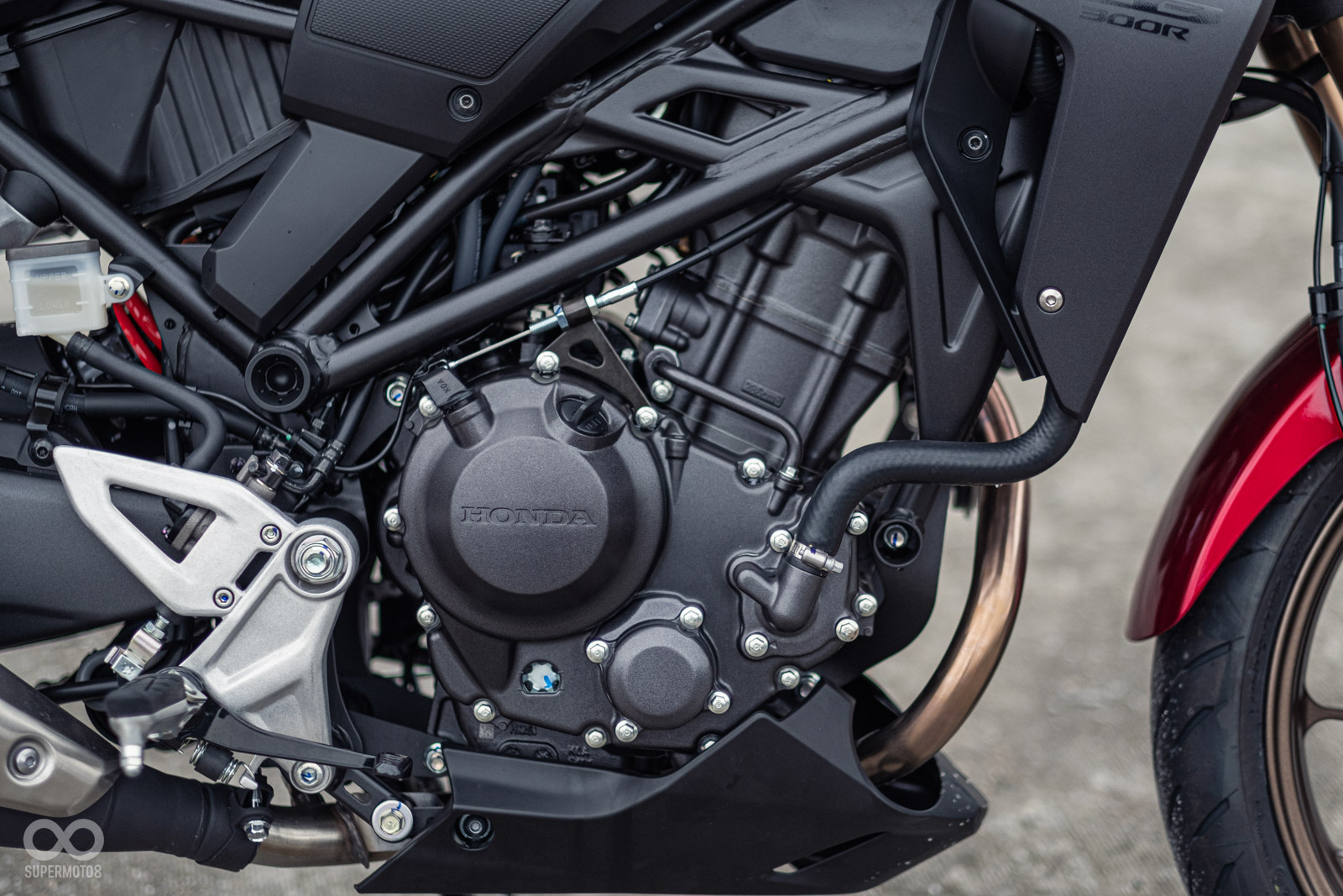 286c.c.水冷單缸引擎，有30HP馬力和2.8KG-M扭力